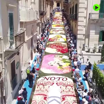Blooming illuminating #Noto with bright colors! @ #Italy