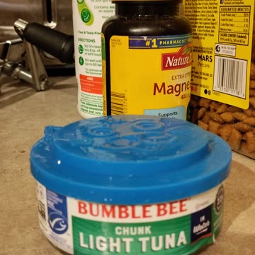 Eating Bumble Bee Chunk Light Tina, Dbn, MI, 8/2/23