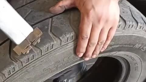 The tire of the car is seriously worn, and the tread pattern is cut again to