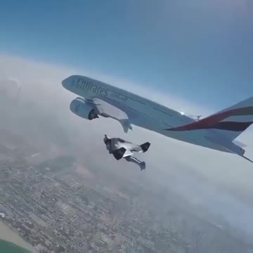 MỘT CHIẾC JETPACK BAY CẠNH MỘT MÁY BAY LỚN 🇺🇸A JETPACK FLIES NEXT TO AN AIRPLANE