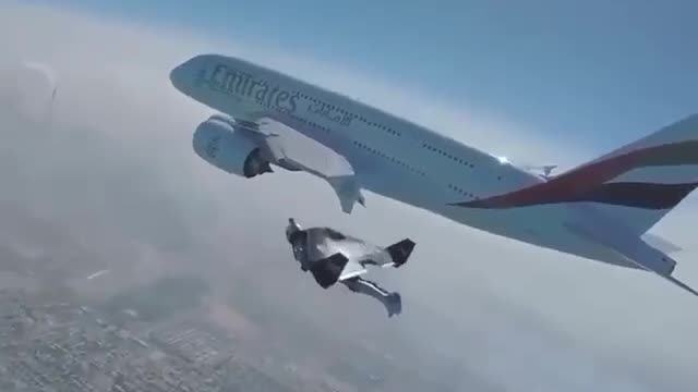 MỘT CHIẾC JETPACK BAY CẠNH MỘT MÁY BAY LỚN 🇺🇸A JETPACK FLIES NEXT TO AN AIRPLANE