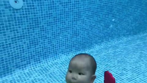 CUTE BABY LAUGHING IN A SWIMMING POOL😍😍