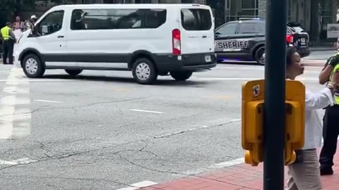 Biden's motorcade passes through Atlanta Only 3 supporters 🤣