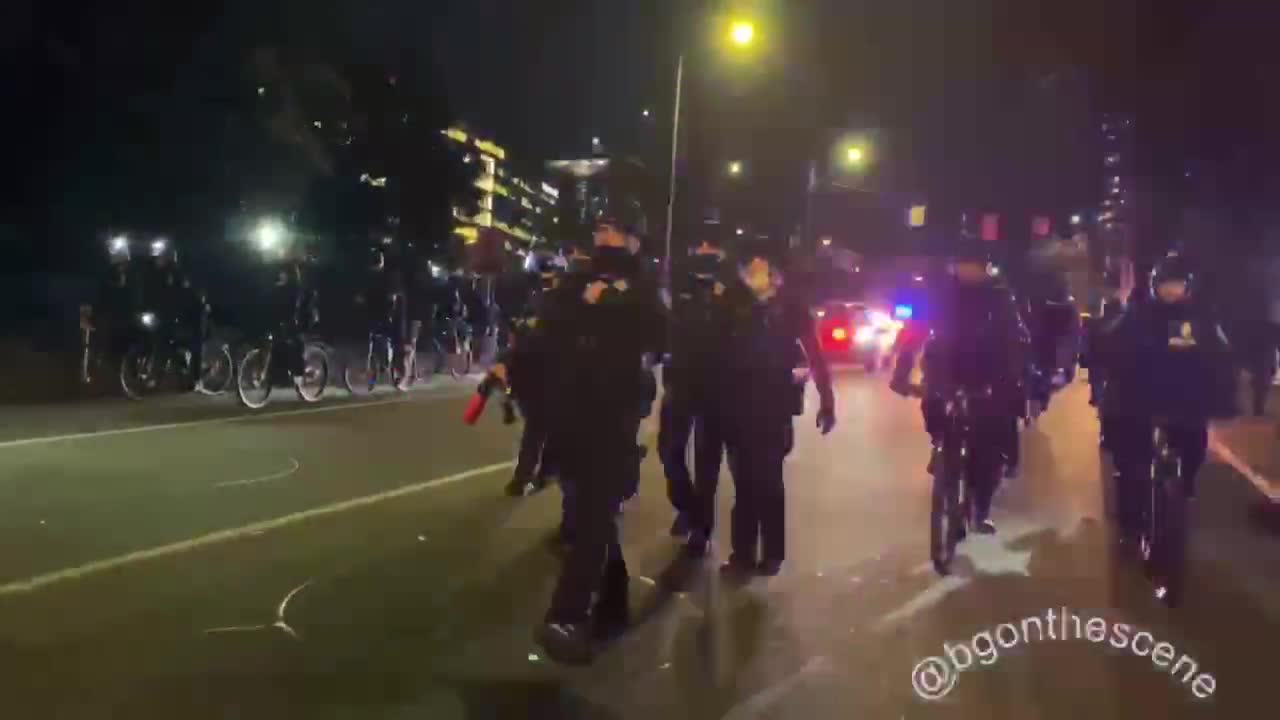 🚨BLM & Antifa Smashing windows in Seattle!