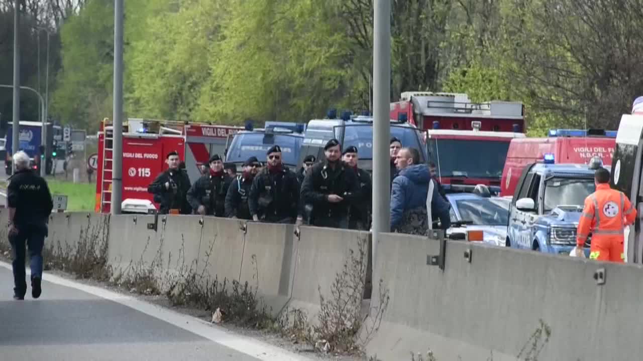 Hombre incendió un autobús escolar en el que transportaba 51 estudiantes en Milán