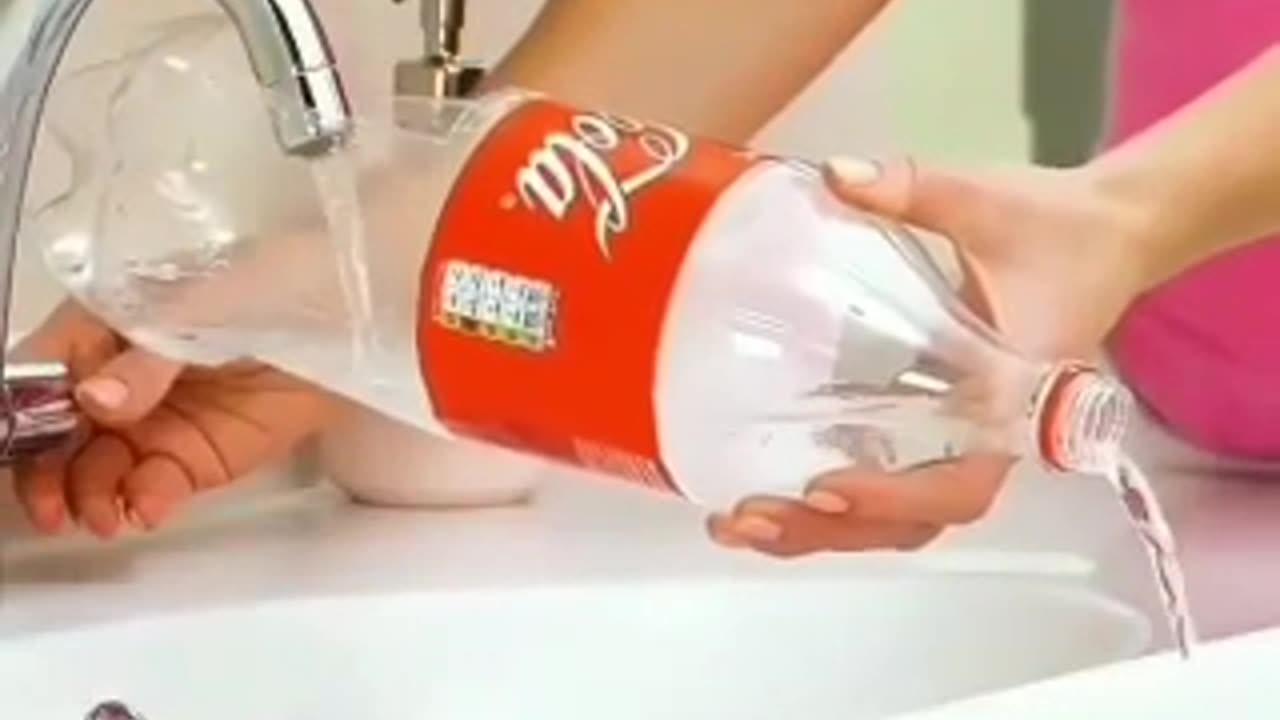 Lifehack what to do if to fill up a bucket and the bottle doesn't fit in the sink