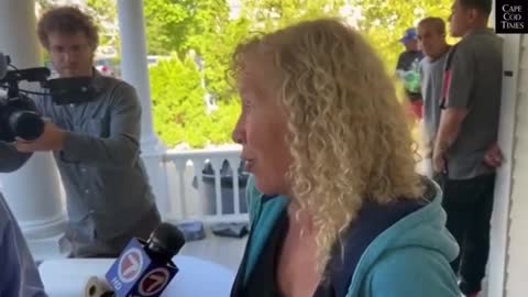 Martha Vineyard democrat furious over illegal aliens coming to her area! Why?🤷‍♂️