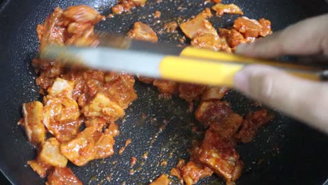 Cook spicy chicken in a frying pan