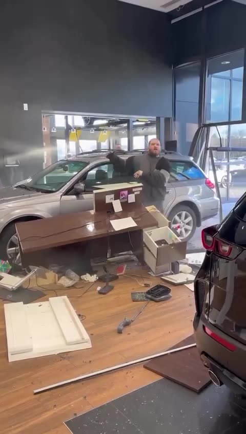 Hombre chocó contra un concesionario en Estados Unidos