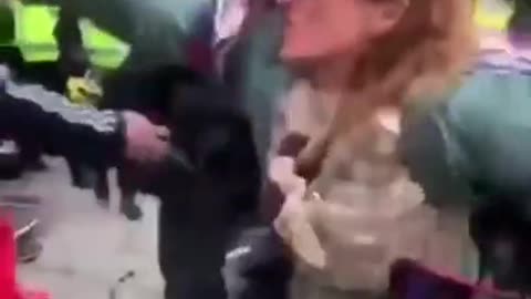London cops attack lady for no mask