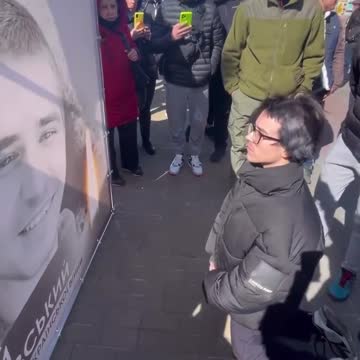 Ukraine: civilian has his hair cut, humiliated