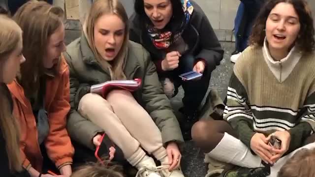 Ukraine Students of the theatre universities are conducting classes at the metro station?