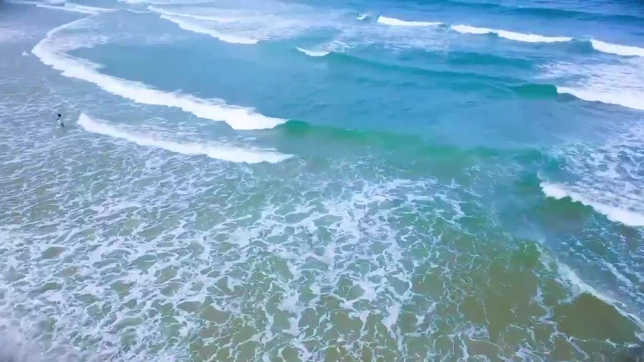 Relax by the sea in the morning.