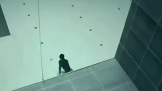 A long swim to touch the bottom