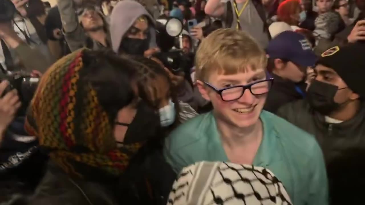 Anti-Israel protesters are physically assaulting Jewish students at Columbia University.