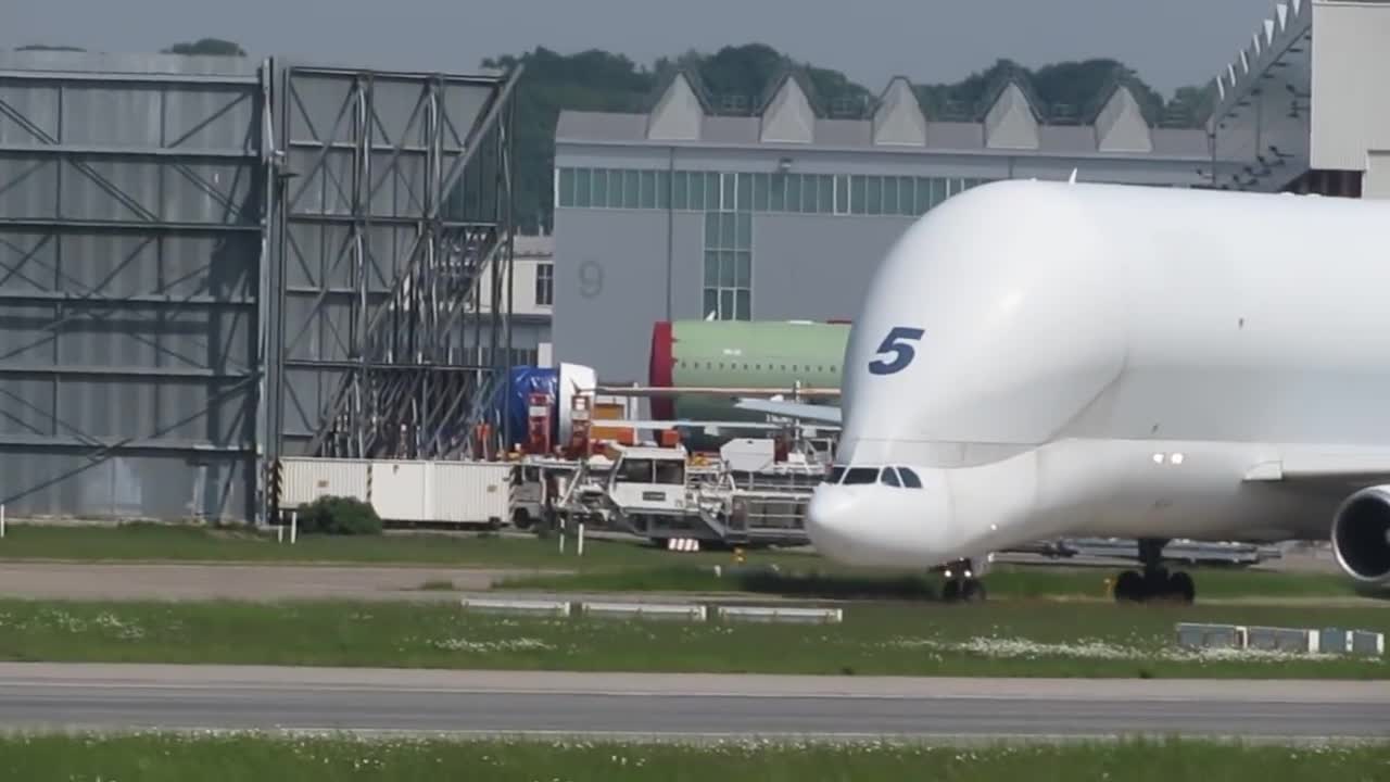 Airbus Beluga landing and takeoff at Finkenwerder, EDHI-10
