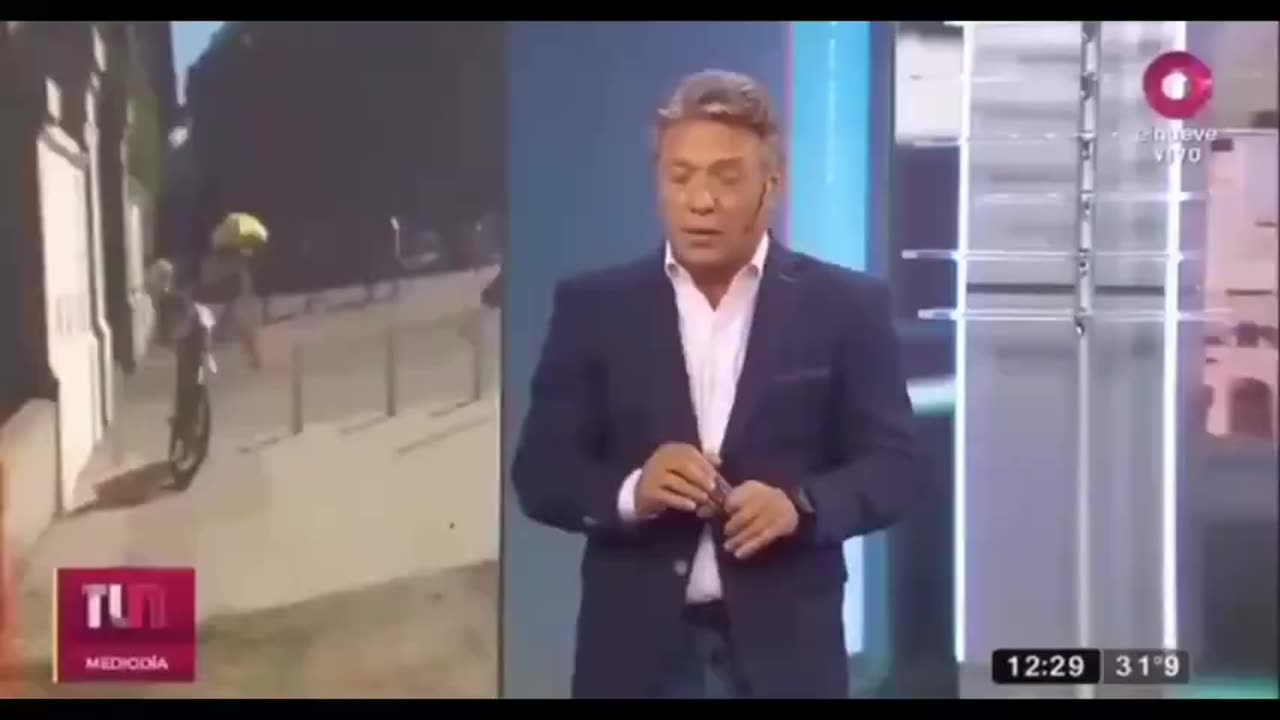 ARGENTYŃSKI REPORTER CARLOS FERRARA UPADA NA ANTENIE PODCZAS TRANS