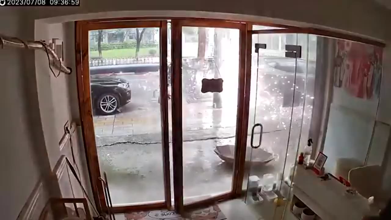 55_incredible_moments_caught_on_cctv_camera(360).mp4