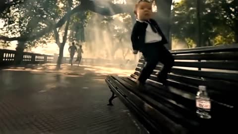 enfants qui dansent derriere & vitre avec des adultes