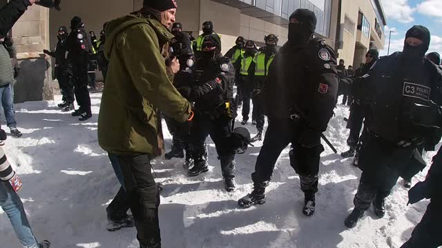 Toronto police assaulting protesters in Ottawa 🇨🇦