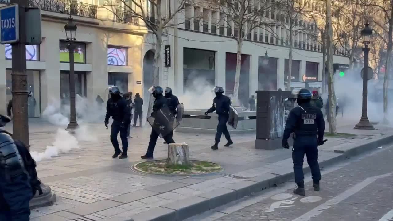 MASSIVE Franch Protest Convoy - Police using TEAR GAS & Violence