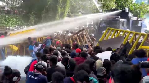 Sri Lanka - politicians chased wherever they go