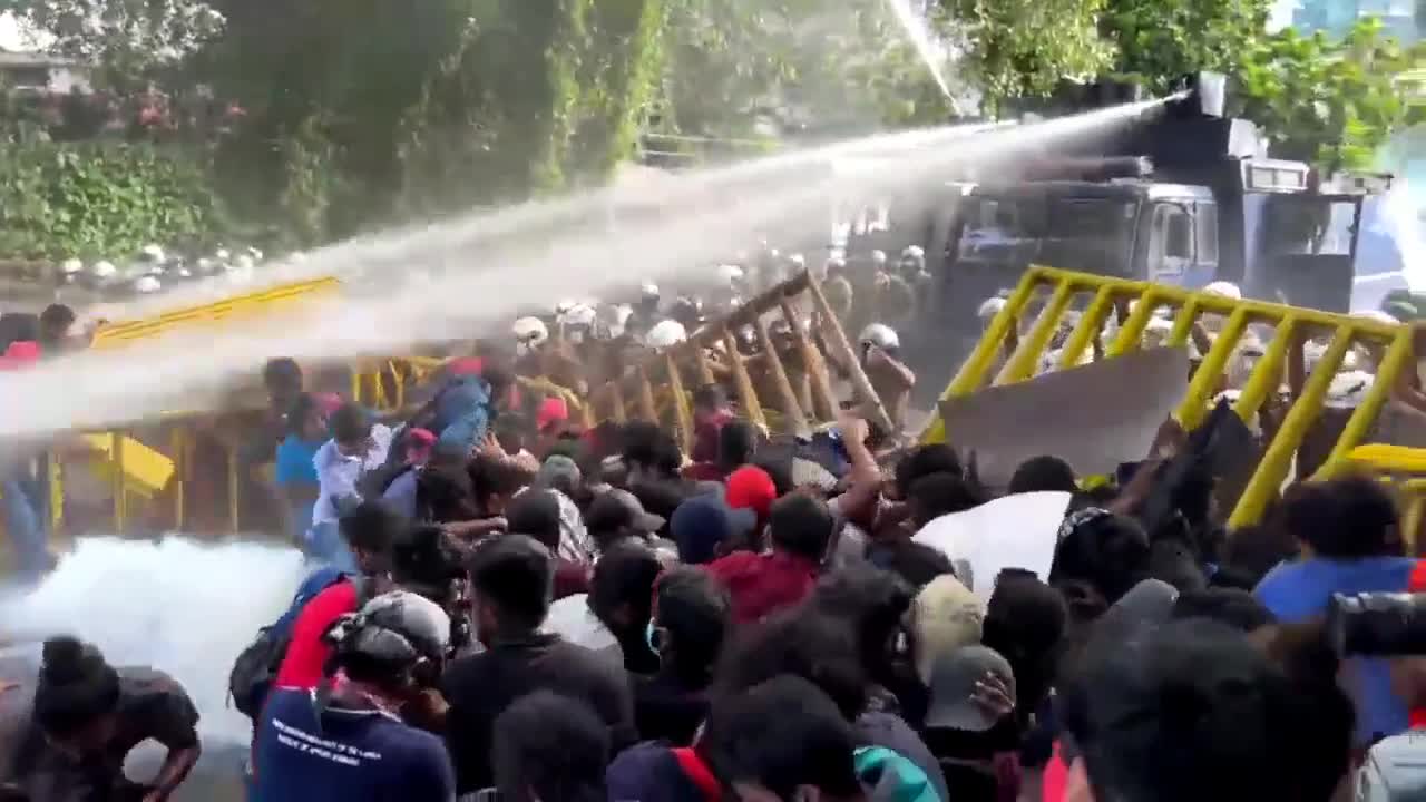 Sri Lanka - politicians chased wherever they go