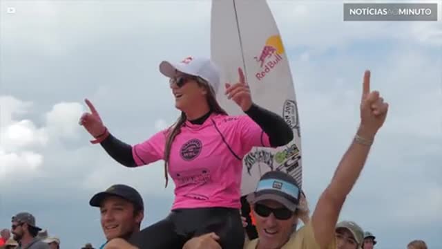 Caroline Marks se torna a campeã de surf mais jovem da história
