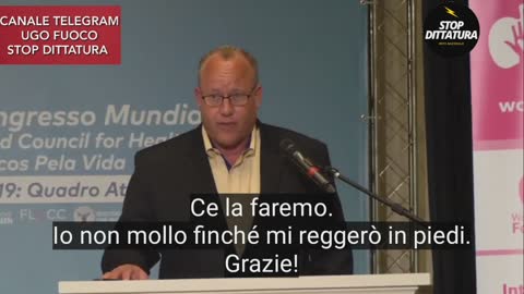 “Molti giovani in piena salute muoiono a causa dei vaccini. Stanno morendo tanti giovani”.