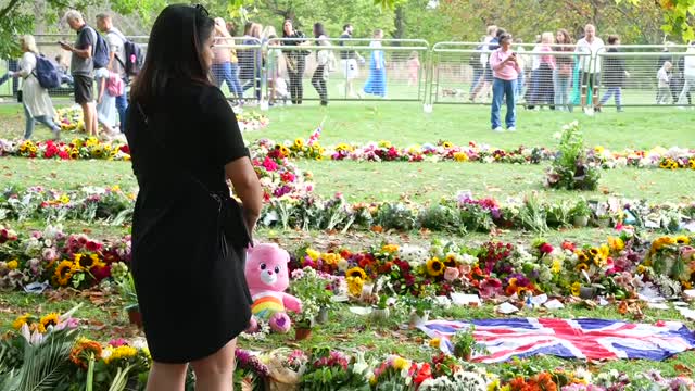 Flower tribute to late Queen Elizabeth II in London