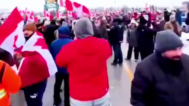 LOOK AT ALL THOSE BEAUTIFUL PATRIOTS COMING OUT TO SUPPORT OUR FREEDOM TRUCKERS!!!