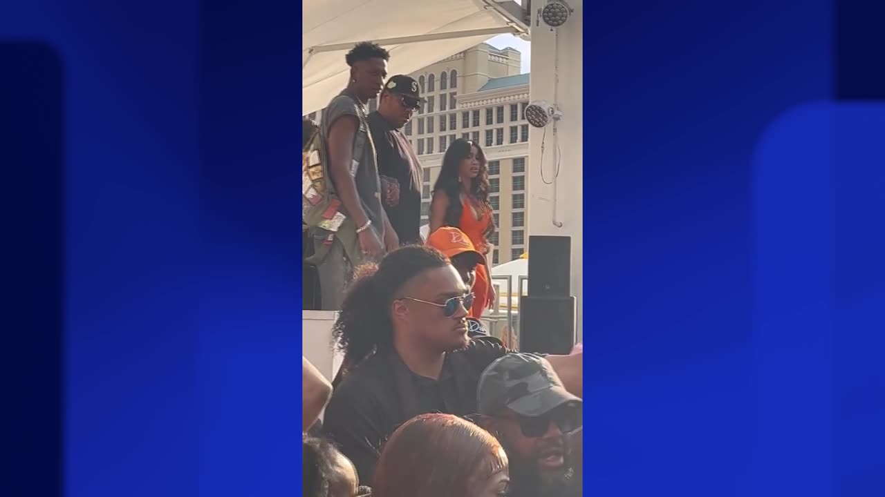 VIDEOLAJM/ Fansja i hodhi ujë teksa performonte në skenë, Cardi B e godet me mikrofon