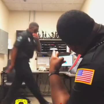 Cop dancing🔥😂 Best Dance 🕺 Song- Every body dance now ✨ #cops #shorts #funny #status @ǫᴀsᴀʟɪ_x