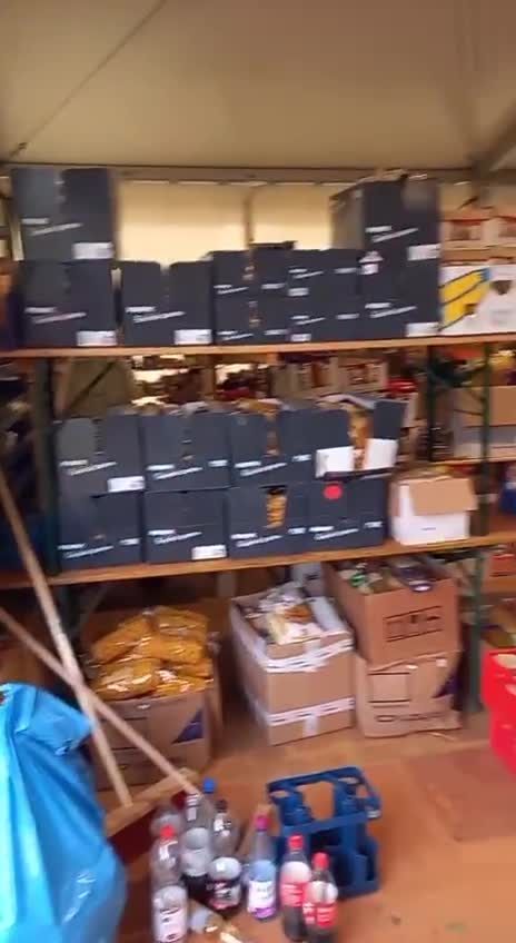 Nach Räumung der Schule geht es weiter in Ahrweiler: Zelt mit Versorgungsgütern bestückt