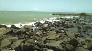 Filmando as ondas do mar acertando e invadindo as pedras, muito lindo! [Nature & Animals]