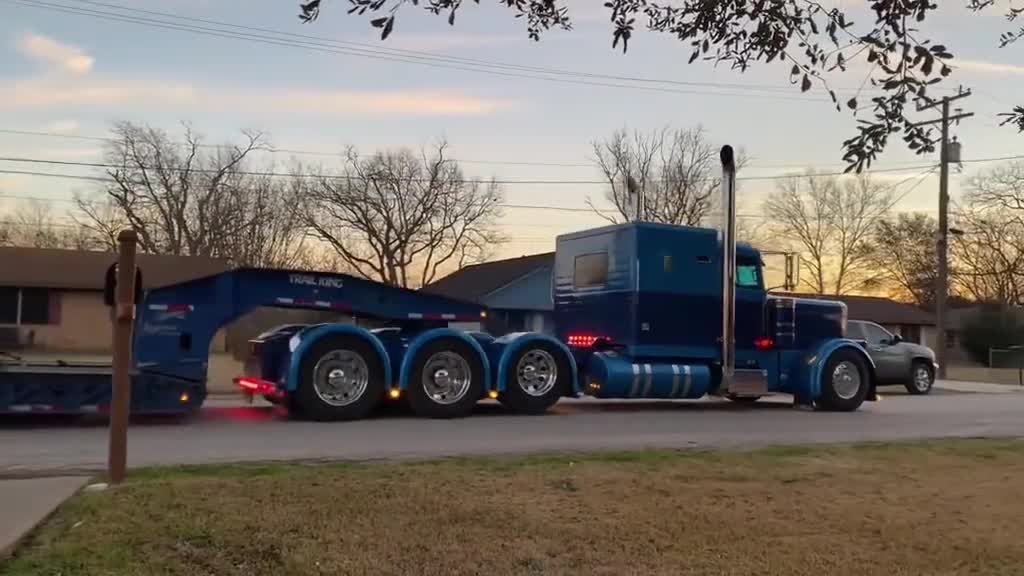 Is Kay's tractor with eight wheels? trucker