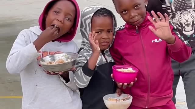 Don't waste food , dekho food ko kya karna chaiye eat ya waste