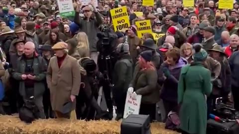 🚜SCENES FROM OUTSIDE DOWNING STREET NO FARMERS. NO FOOD.