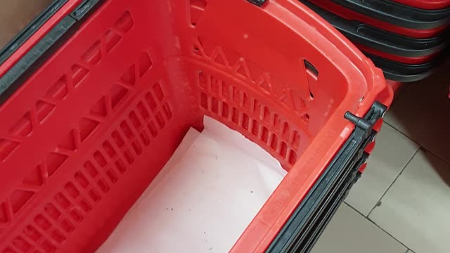 Vi parlano di pulizie quando non sanno nemmeno pulire i cesti della spesa.
