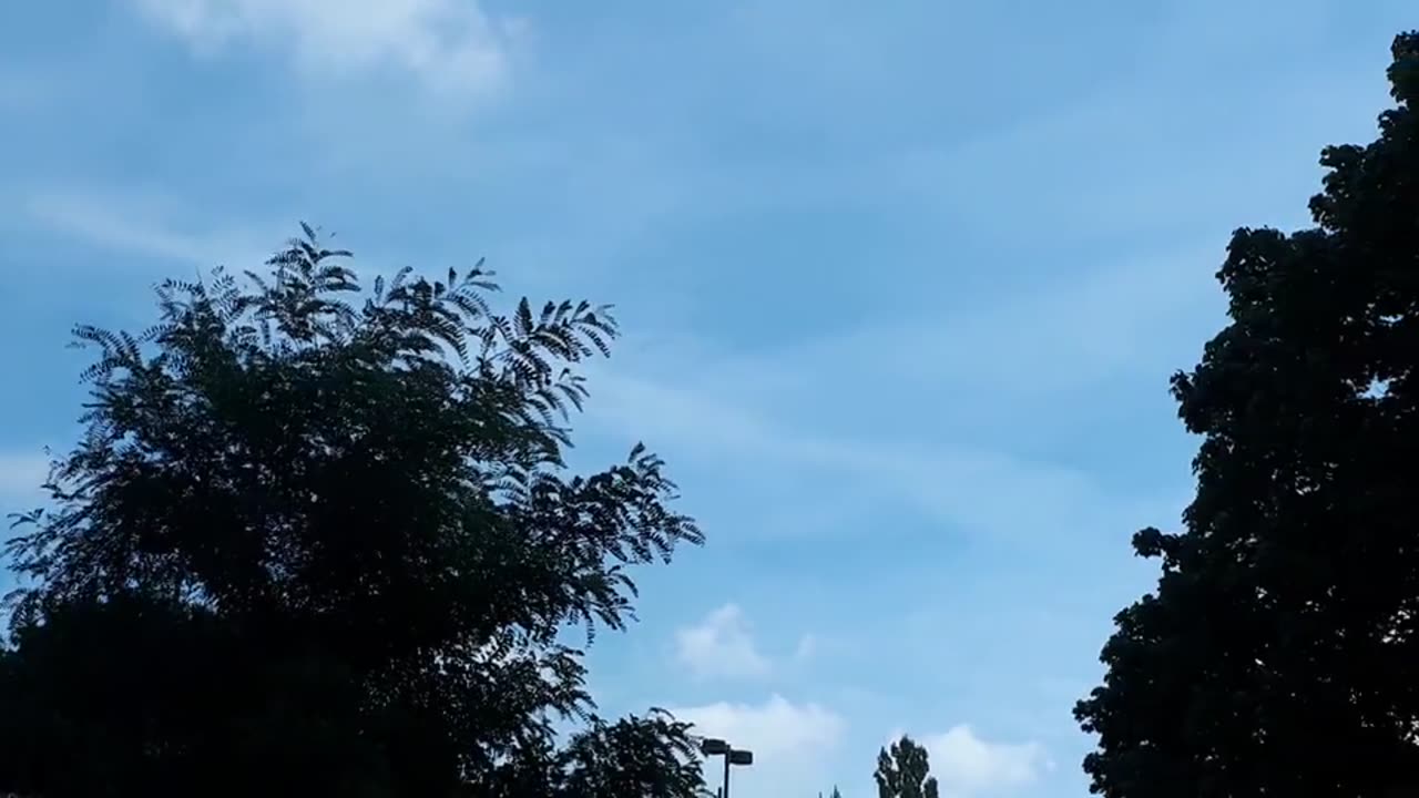 Himmel in Berlin am 1.10.2023 um 13:10 Uhr