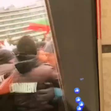 Sofia: parlamentari mentre il popolo cerca di prendere il parlamento