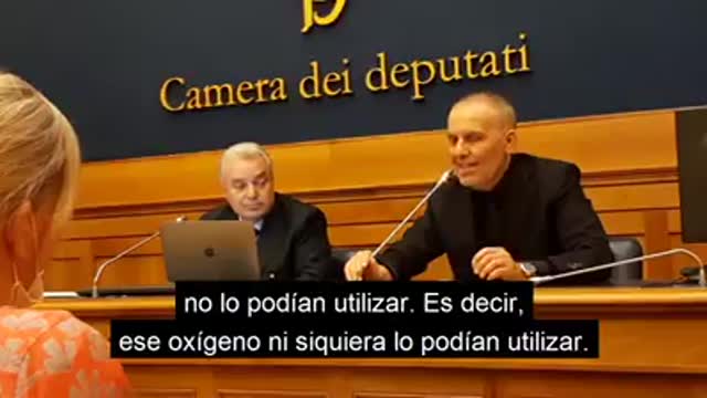 médicos italianos hablando en el parlamento