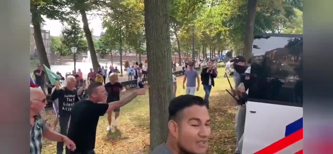 politie romeos komen uit het busje