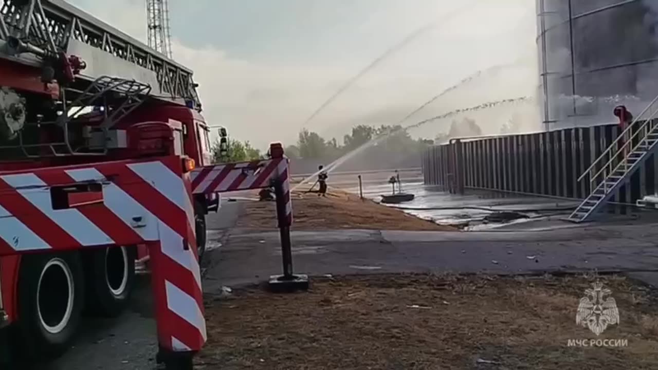 🔥😌 Fighting the fire as a result of the strike on Azov oil depot continues -