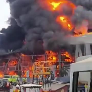 Colombia | Se registra una gran explosión en un almacén en Cartagena.