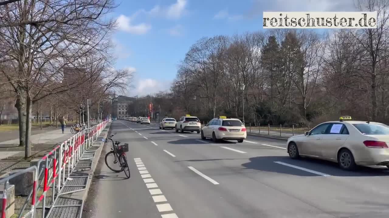 Taxifahrer, die auch unter dem Lockdown leiden, demonstrieren in Berlin – gegen die Konkurrenz