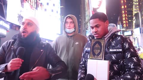 QUIZZING STRANGERS ABOUT ISLAM FOR AN IPAD IN TIMES SQUARE!