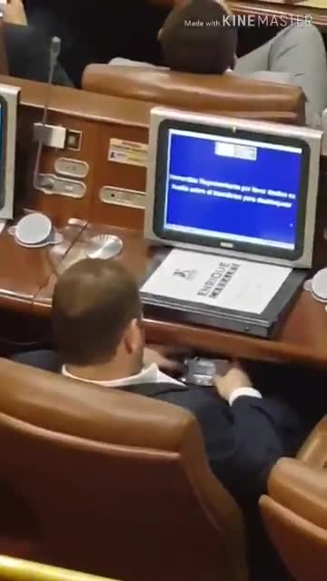 Representa a la Cámara por Bogotá, jugando en sesión del congreso