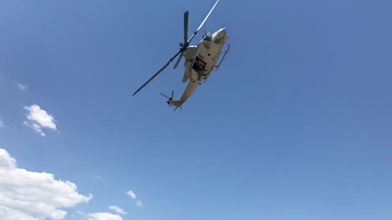 Awesome Footage Of US Marine Corps Helicopter Flyby