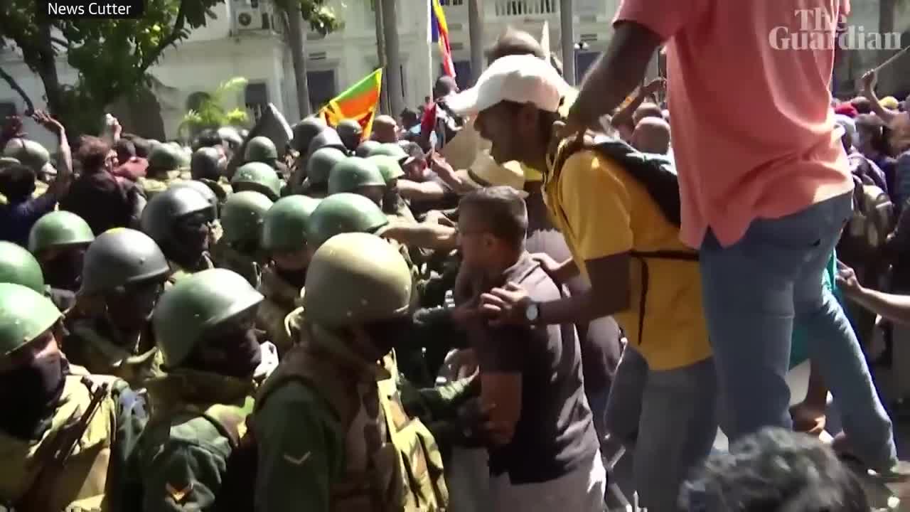 Sri Lanka: thousands of protesters storm president's official residence